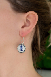 Hollands glorie oorbellen met Delfstblauwe vogeltjes