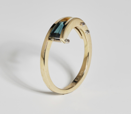 Gouden ring met tape blauwe saffier