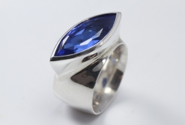 GS zilveren ring met blauwe spinel