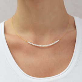 Eva Strepp met rij parels