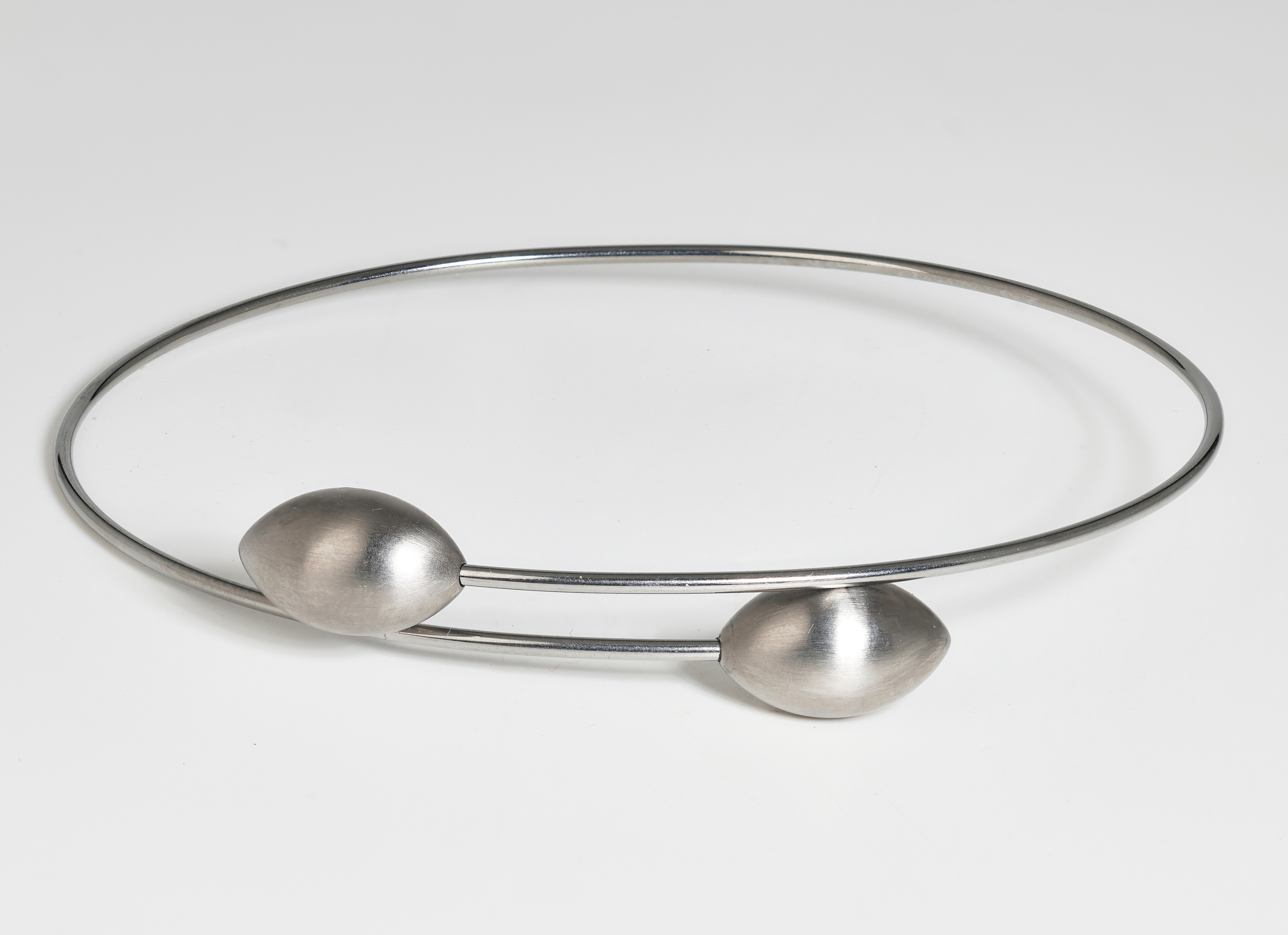 Titanium armband