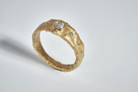 Rough made ring  with roosdiamond