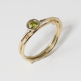 Medusa ring met groen/gele diamant