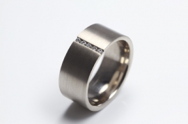 Weißgoldring mit Diamanten