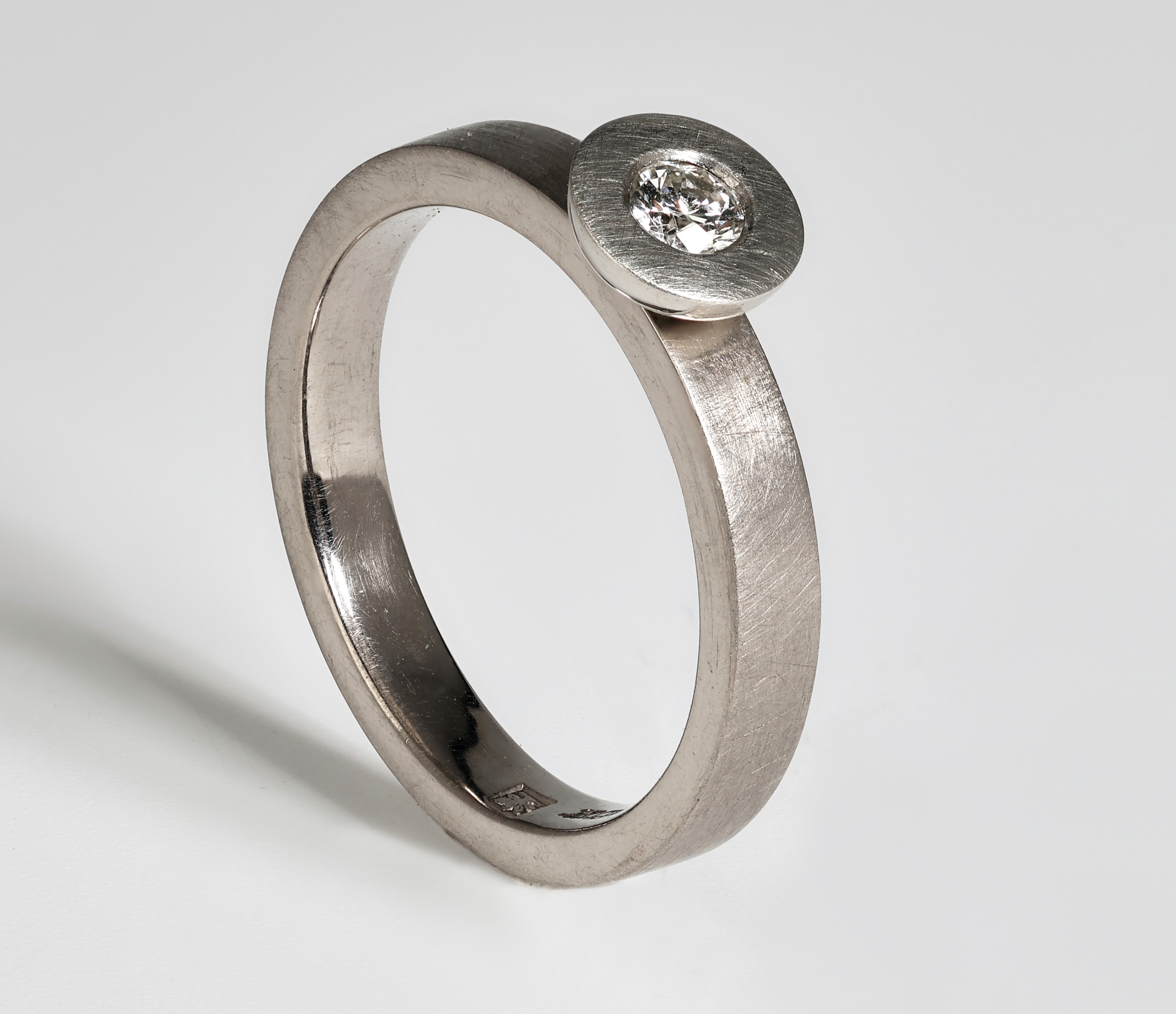 Witgouden ring met schijfzetting