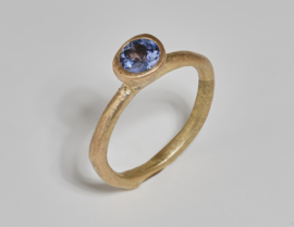 Dripping art ring met blauwe saffier