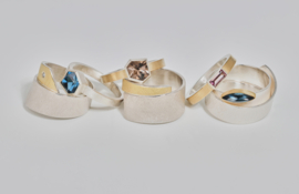 Manu Schmuck ring with golden detail