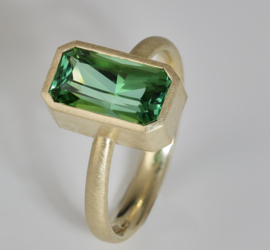 Gouden ring met groene toermalijn