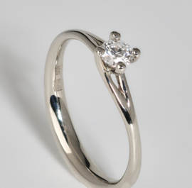 Engagement ring in white gold