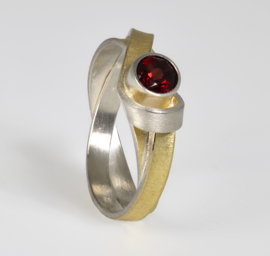 Manu schmuck ring met rode granaat