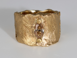 Boomschors ring met bruine navette diamant