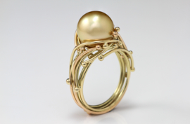Medusa ring met gouden parel