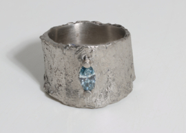 Boomschors ring met lichtblauwe navette diamant