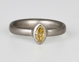 Platina ring with marquise cut diamond, Goldline