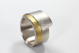 Manu Schmuck ring with golden detail