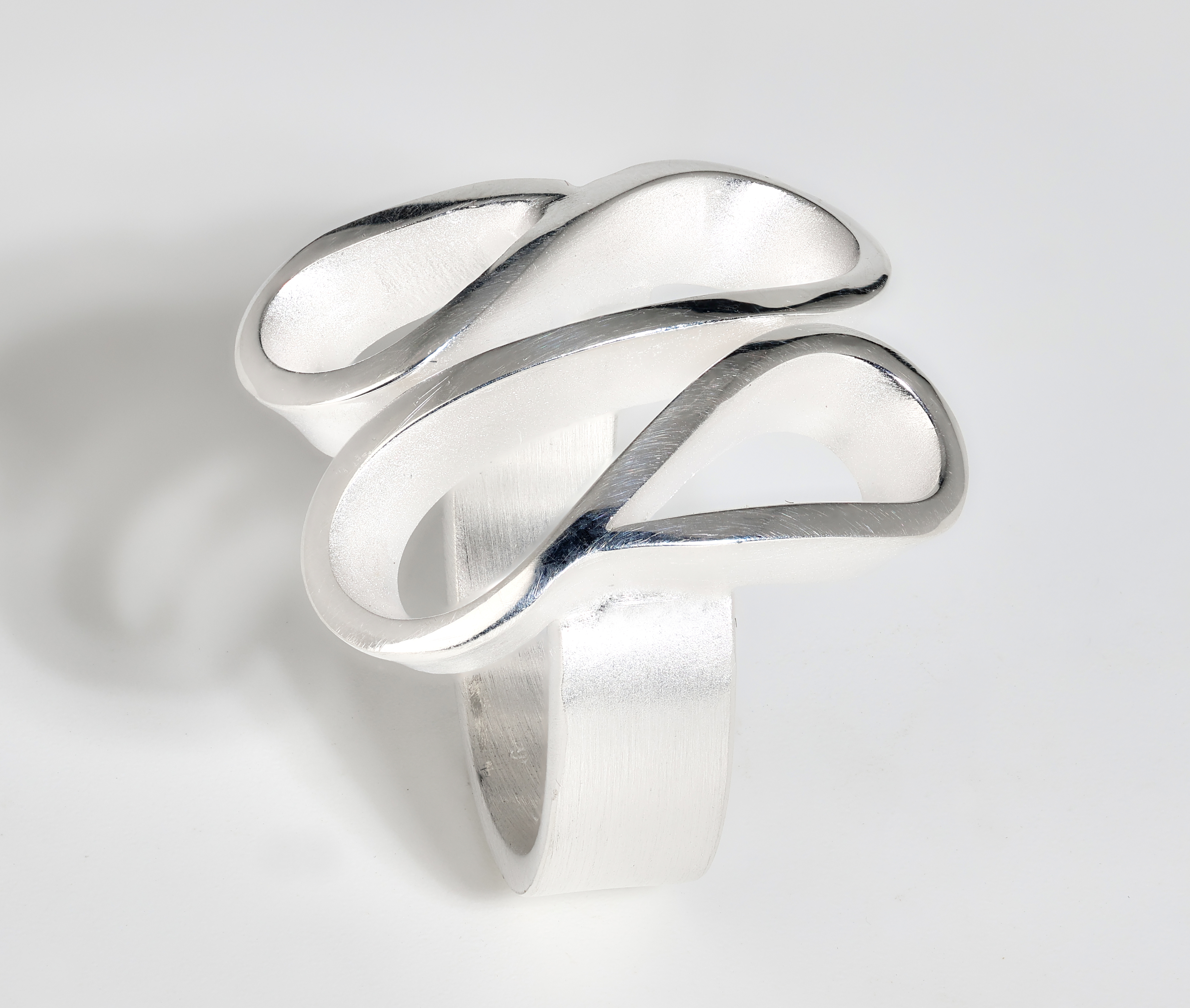 Tezer ring met dubbele infinity lus