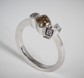 Boeket ring met bruine en witte diamanten