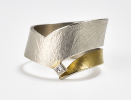 Manu Schmuck ring met princes diamant