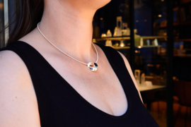 Zilveren hanger uit was gemaakt