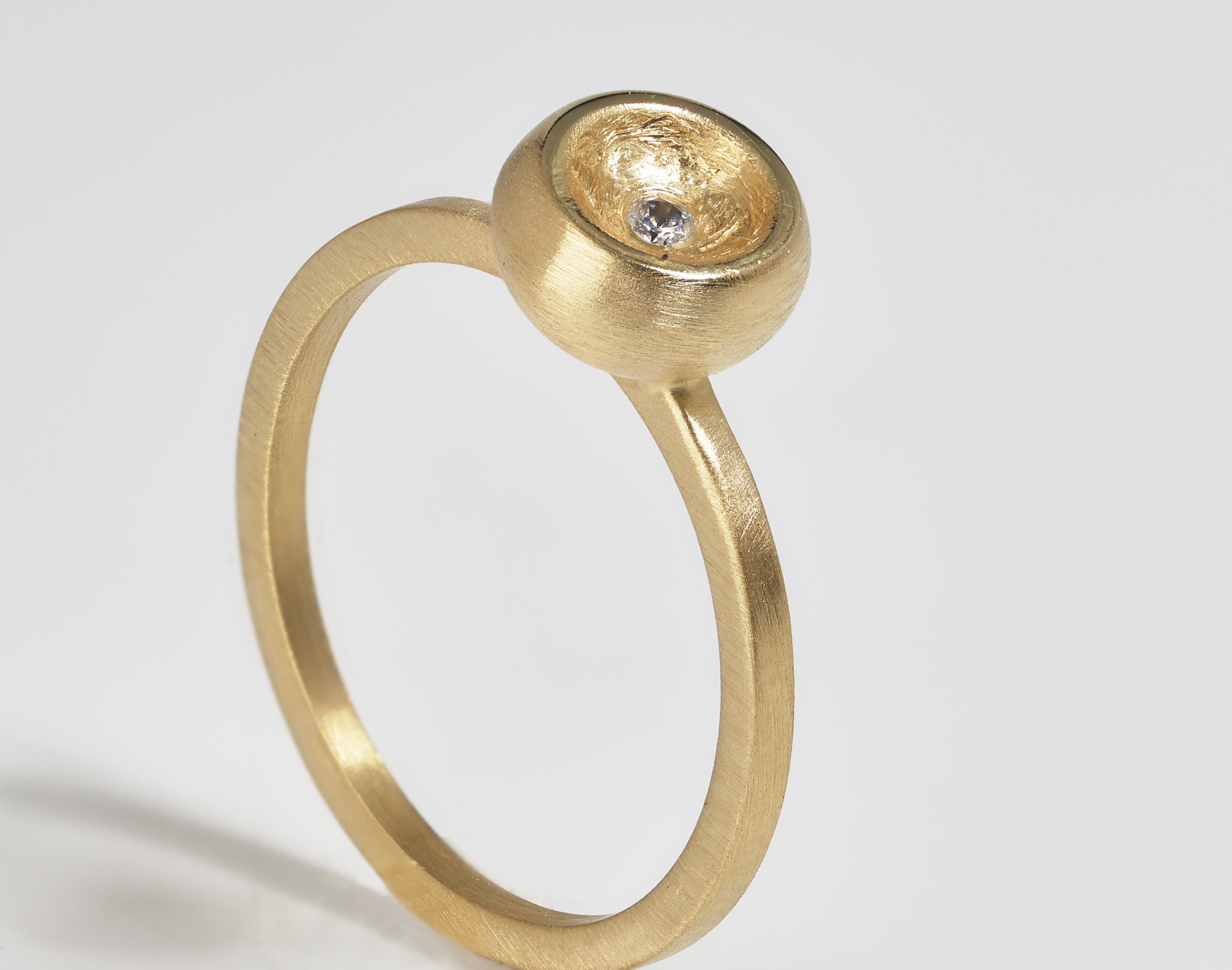 Tezer ring met bol zetting en diamant