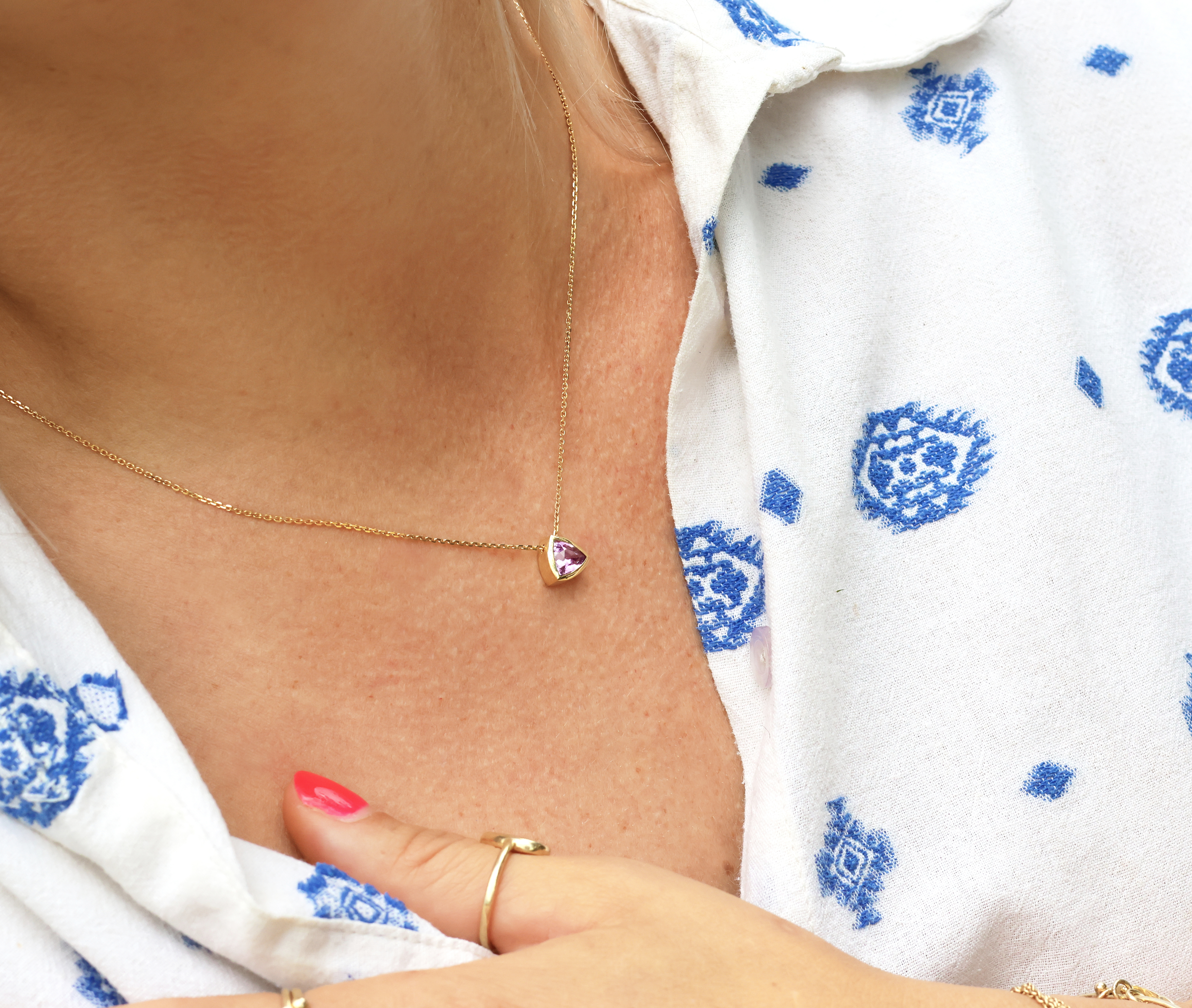 Triangel hanger met roze saffier