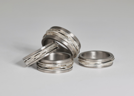 Titanium ring met zilveren wikkel