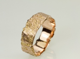 Tree-Bark ring in red gold