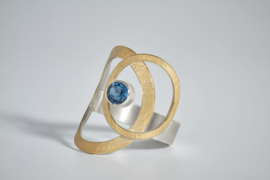 Manu Schmuck Ring mit  Kreise und blue Topaz 