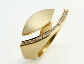 Angela Hubel ring with diamonds Golden Eye 