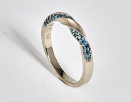 Tors ring met blauwe diamanten