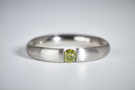 Platina spanring met groene diamant