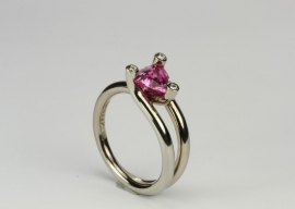 Witgouden solitaire ring met roze saffier