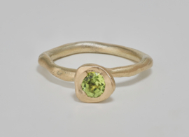 Dripping art ring with peridot