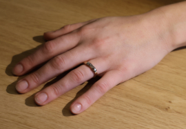 Klassieke gouden ring met 3x diamanten