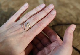 Manu Schmuck Ring, V mit diamant