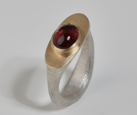 Cleopatra ring met granaat