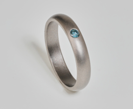 Titanium ring met blauwe diamant