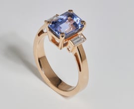 Roségouden ring met saffier en baguette diamanten