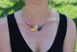 Deco Echo halsketting met bladvormen mat goud en zwart