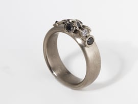 Witgouden Ring mit schwarzen Diamanten