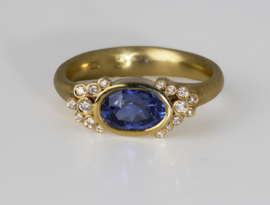 Gouden saffier ring met kleine diamantjes