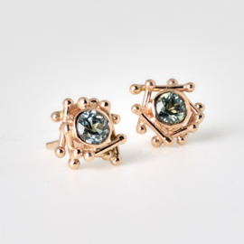 Medusa roodgoud met groen/blauwe saffier