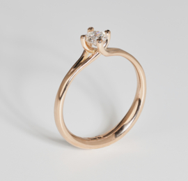 Rosé gouden ring met "fraire trade" diamant