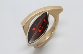 Angela Hubel Ring mit Granat Lagune