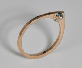 Hoek ring met blauwe diamant