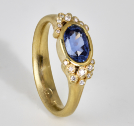 Gouden saffier ring met kleine diamantjes