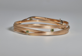 Wikkel armband roodgoud met groene diamanten
