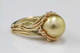 Medusa ring met gouden parel