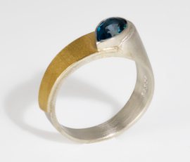 Manu schmuck ring met peer topaas LB