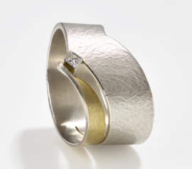 Manu Schmuck ring met princes diamant